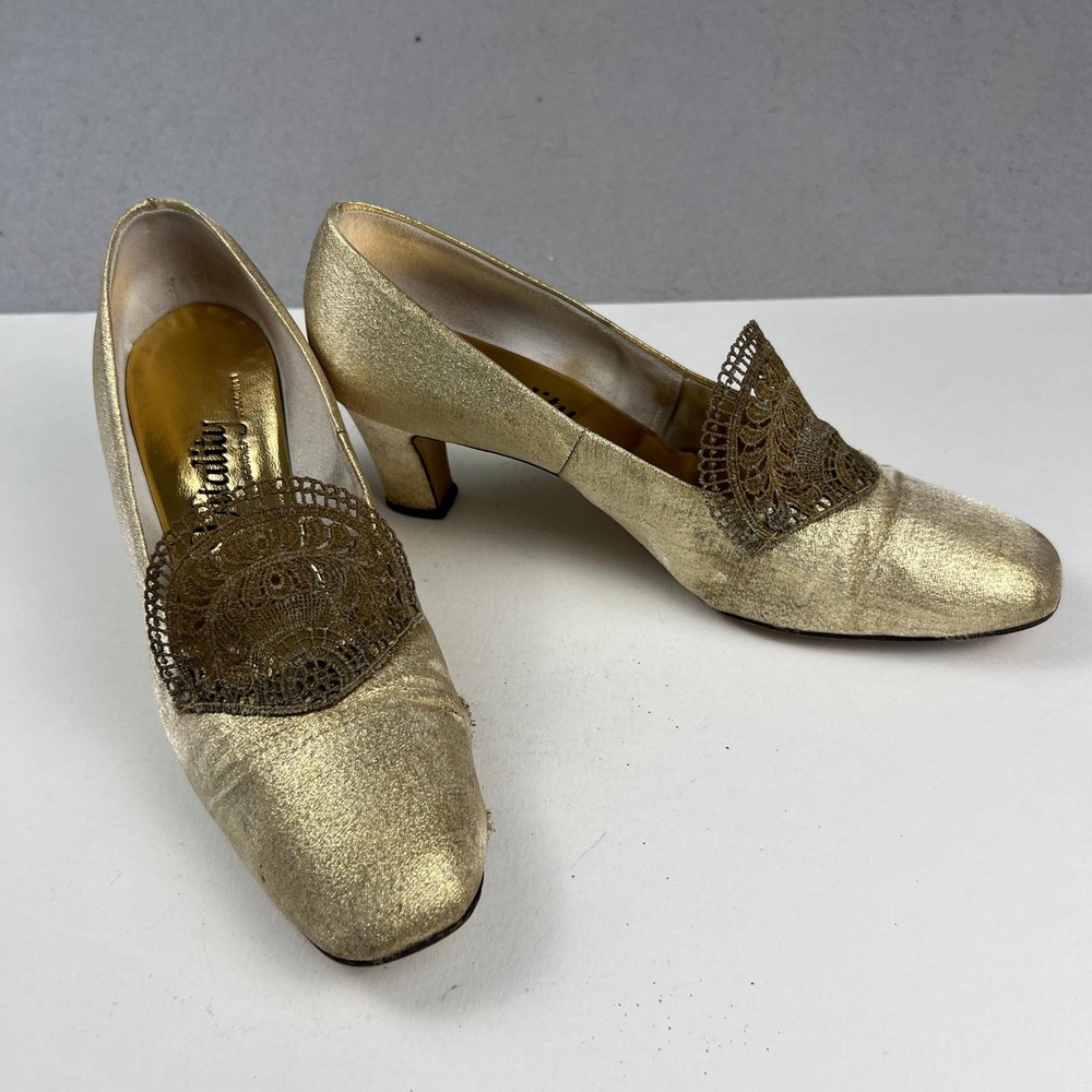 Vitality Designer Collection Pumps Womens Gold Metallic Lace Detail Vintage Heel